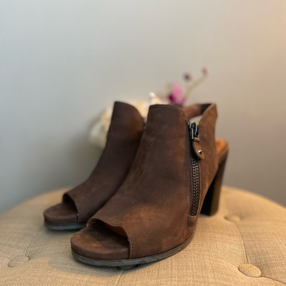 Kenneth Cole “Sasha” Block Heel Sandals - Size 8 - Picture 8 of 10
